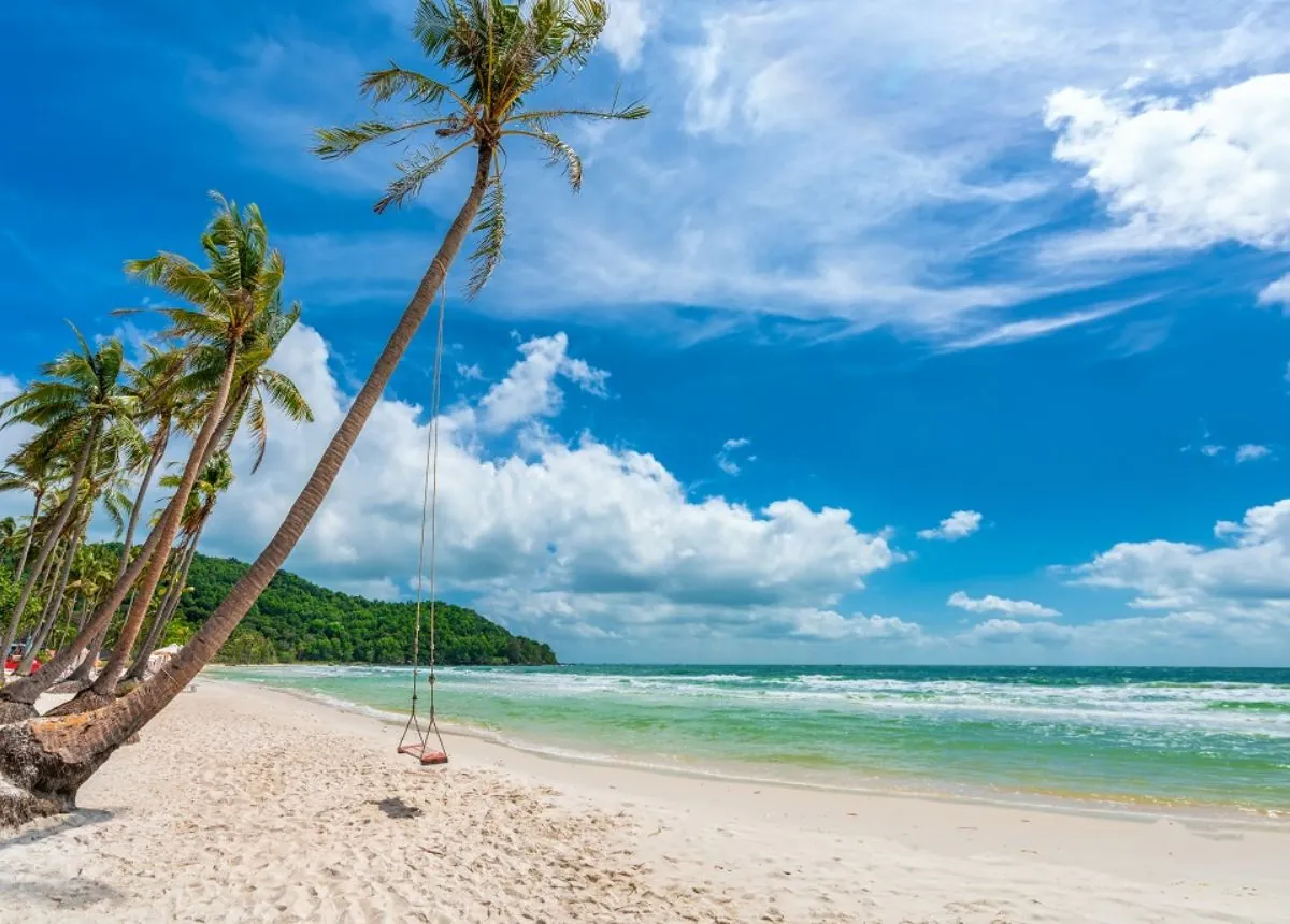 חוף סאו בפו קוק, וייטנאם, חול לבן, דקלים ומים בהירים