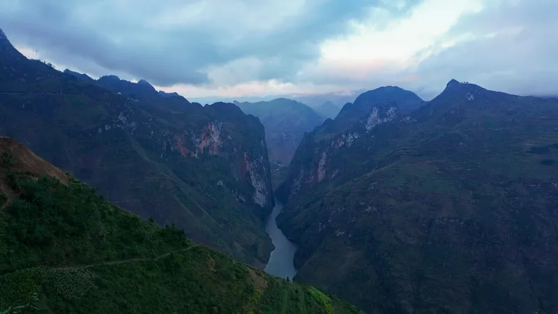 Tu San canyon, steep rock walls on either side of the Nho Que river