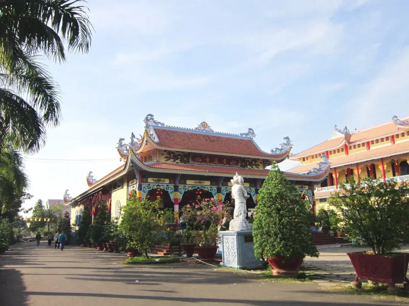The main prayer hall of Huynh Dao pagoda, tiered roofs above a garden